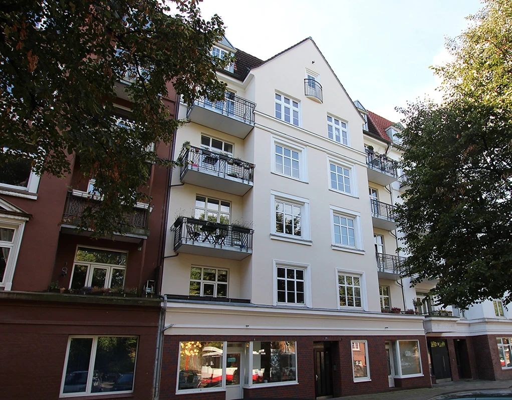Weißes Mehrfamilienhaus mit Erker in Hamburg