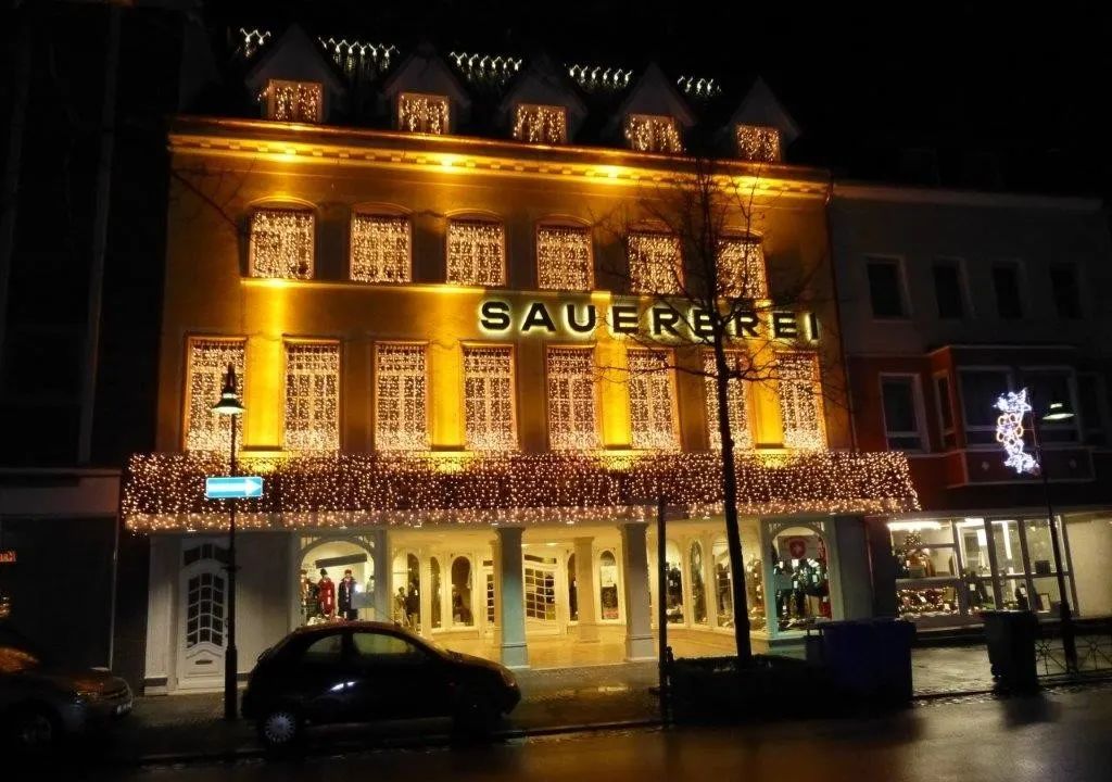 Viersen-Zentrum: Wohn- und Geschäftshaus mit ca. 1.800m² Wohn- Nutzfläche und 4 Doppel-Garagen