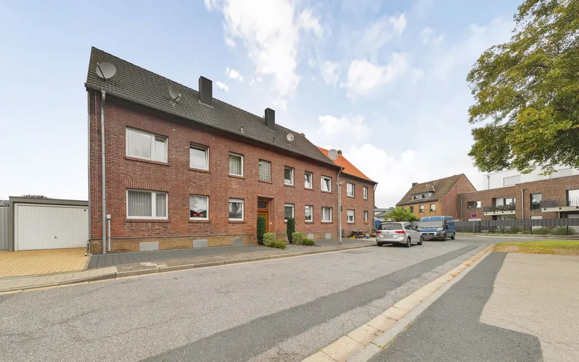 Vielseitiges Mehrfamilienhaus in Heinsberg-Waldenrath: Eigennutzung trifft auf solide Mieteinnahmen