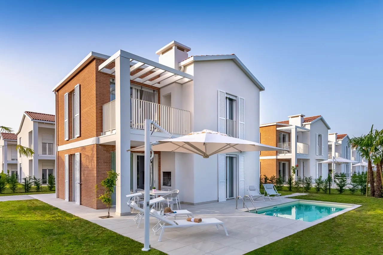 Pareus Beach Resort villa