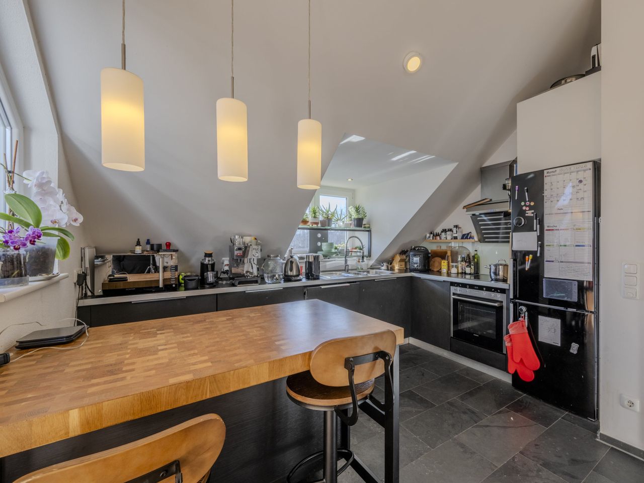 hochwertige Küche mit Sitzgelegenheit