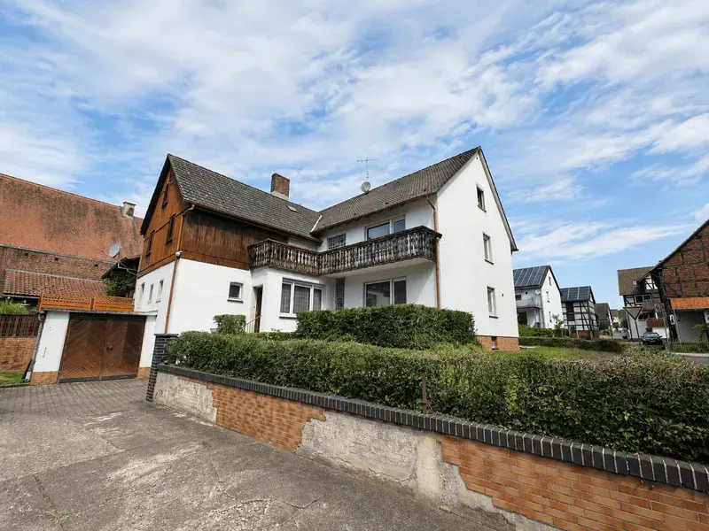 Ansicht mit Balkon und Garten