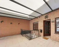 Überdachte_Vorterrasse_und_Hauseingang