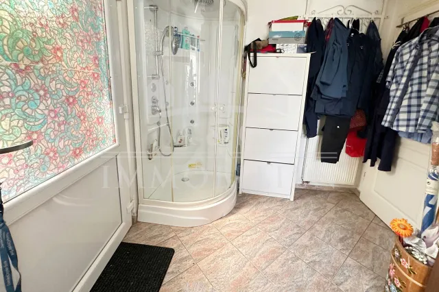 HWR MIT DUSCHE UND ANSCHLÜSSEN WM UND TROCKNER