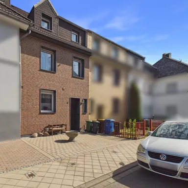 Familienfreundliches Reihenhaus mit Garten, Garage und ausgebautem Dachgeschoss in Düren-Niederau