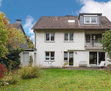 OPLADEN: 2-Familienhaus mit ca. 216 m² Wohnfläche, 551 m² Grundstück, Garage