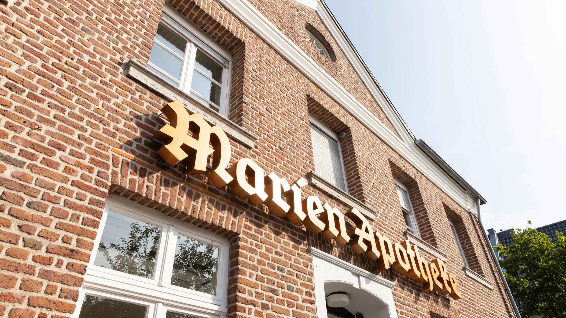 Goldener Schriftzug der Marien Apotheke – Tradition seit Generationen.