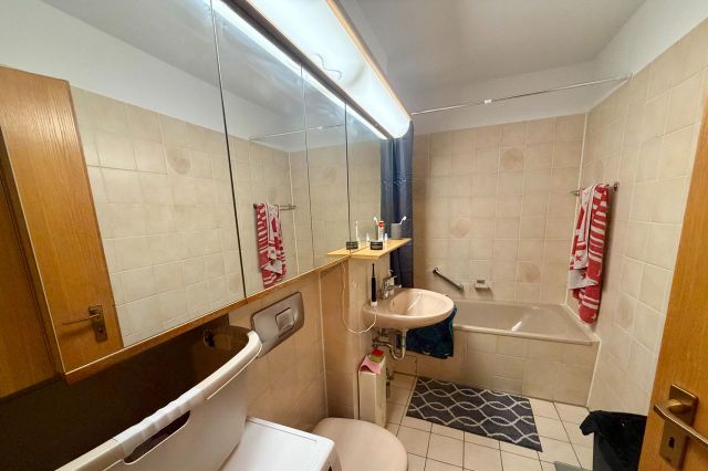 Bad mit Wanne und WM Anschluss