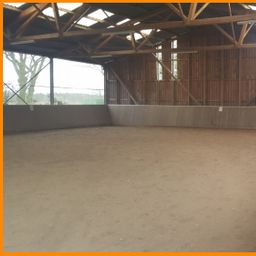 Reiterhof, langjährig eingeführt und mit Reithalle