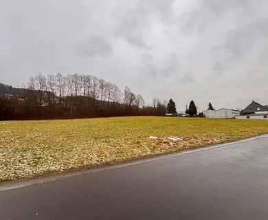 Naturnah leben, bestens angebunden: Großzügiges Baugrundstück in attraktiver Lage von Windeck!