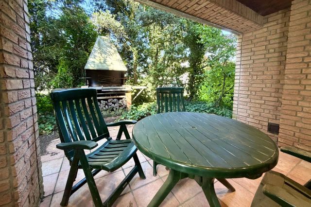 Überdachte Terrasse im Erdgeschoss