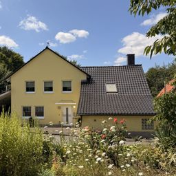 Einfamilienhaus mit großem Garten in verkehrsgünstiger Lage und Wohnmobilstellfläche