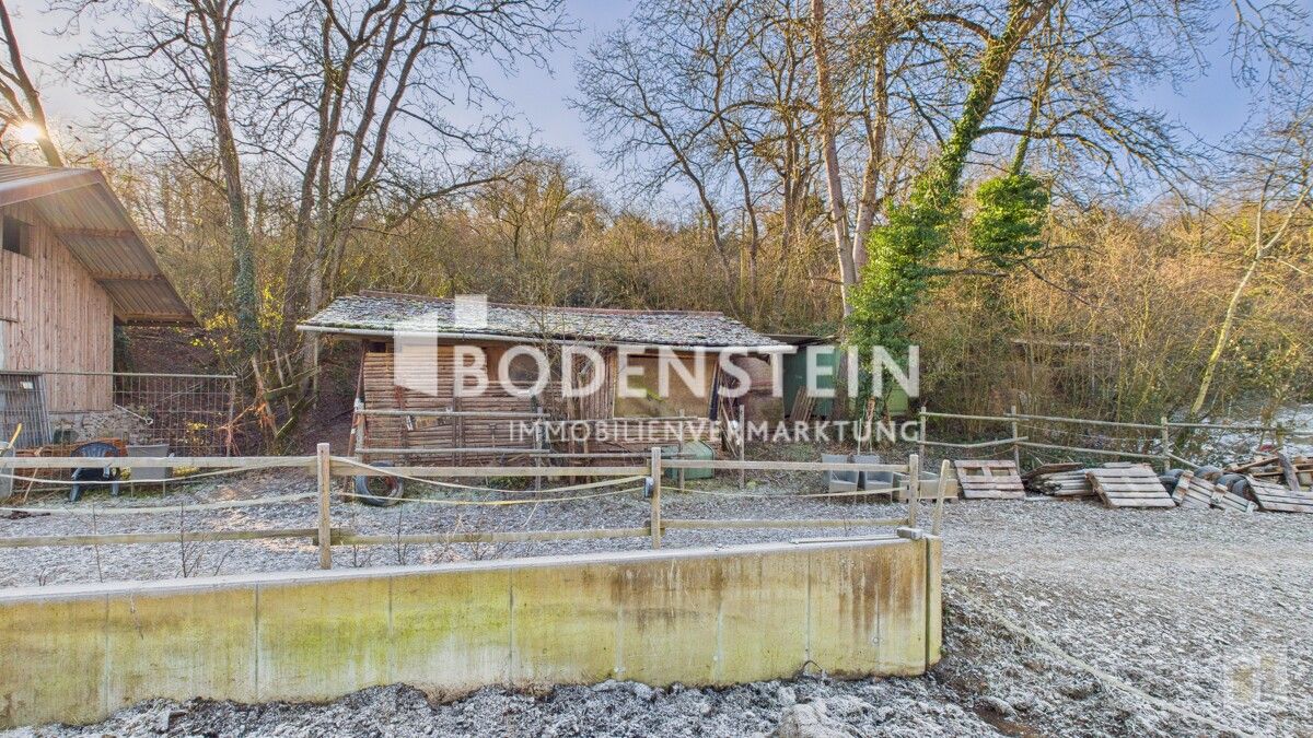 Blick auf den baufälligen 2. Stall