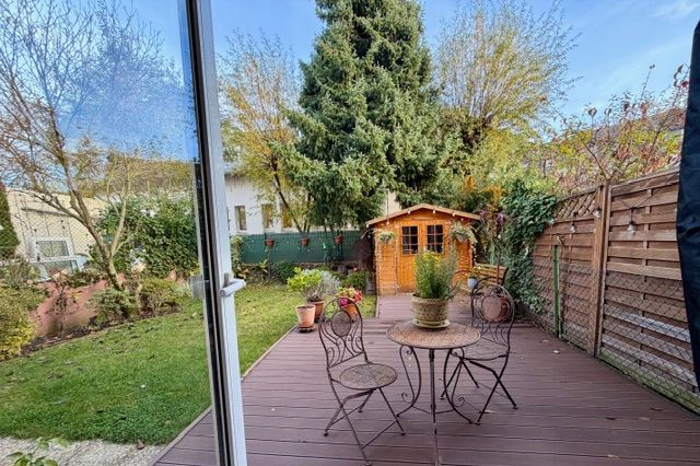 Blick vom Wohnbereich in den Garten