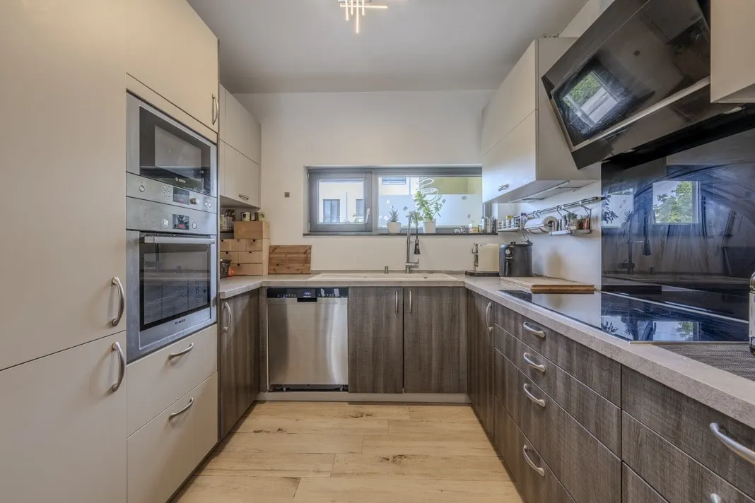 Offene Küche mit Fenster