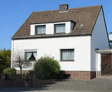 Verkaufsstart: 
Freistehendes Einfamilienhaus mit Garage, einem gartenseitigen Anbau und Garten