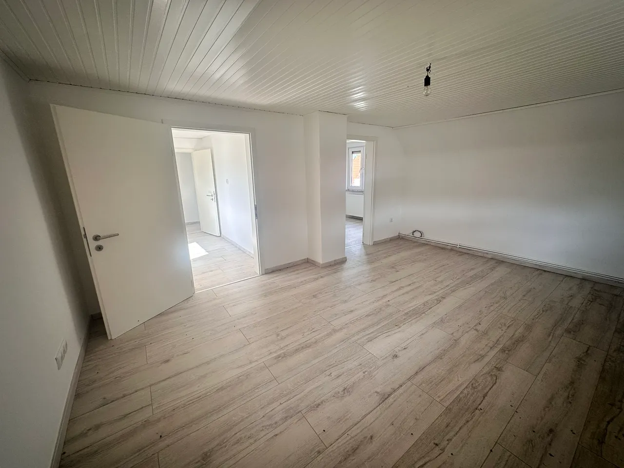 Einfamilienhaus mit Garten und Garage - Photo 1