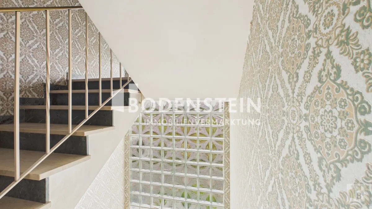 Treppe ins Obergeschoss