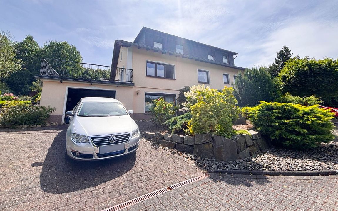 Gepflegtes Zweifamilienhaus mit viel Platz – in ruhiger Ortsrandlage von Reichshof!