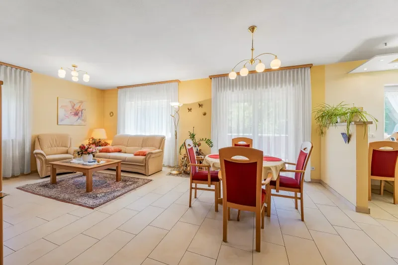 Wohnzimmer im Hochparterre