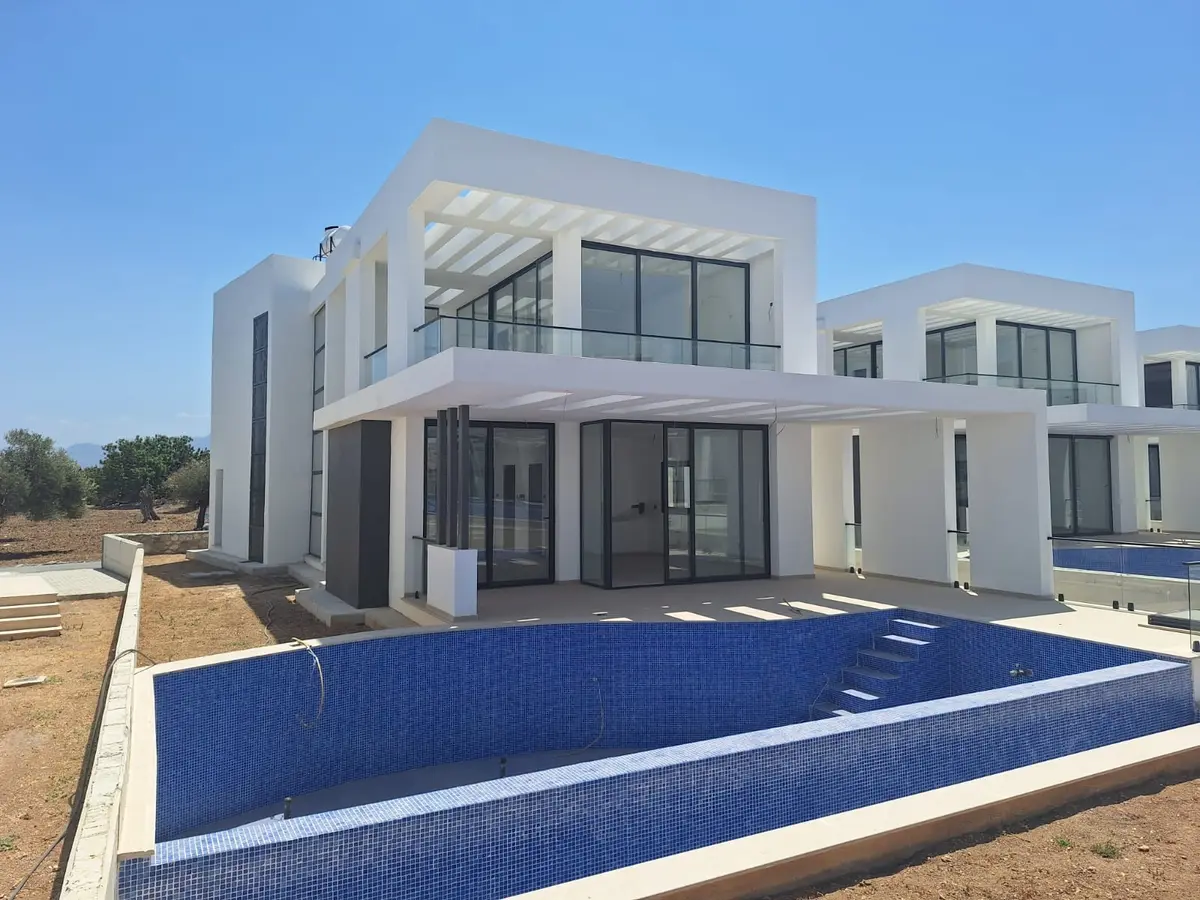 Aussenansicht der Villa mit schönem Pool · Ozanköy · Kyrenia / Girne