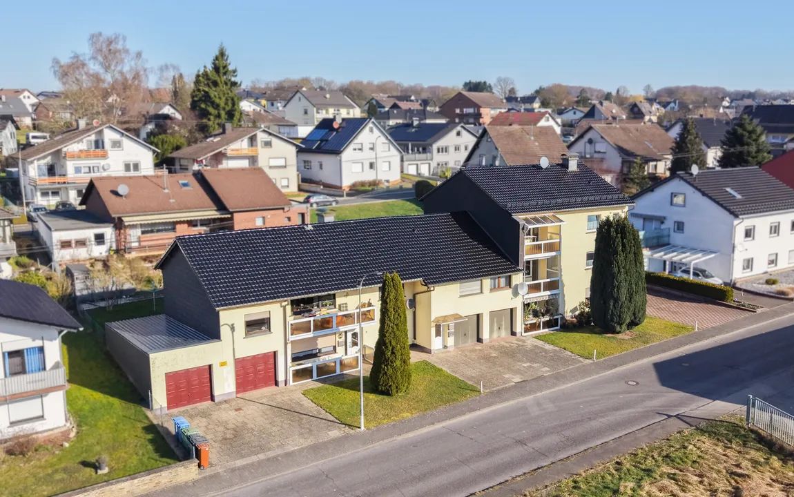 TOP-ANGEBOT – 6 Parteienhaus mit 6 Garagen in zentraler, ruhiger Lage von Asbach zu verkaufen !!