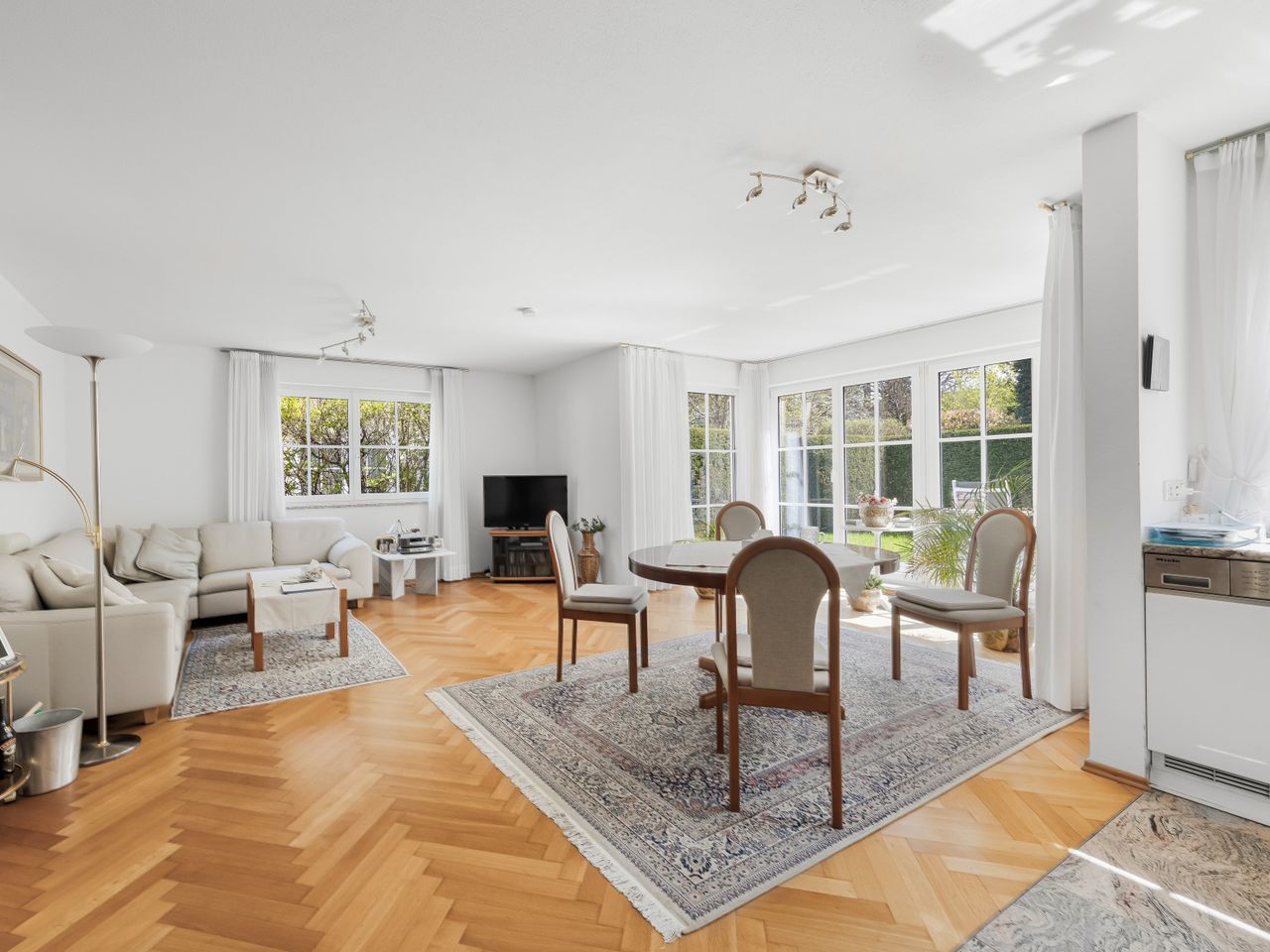 Wohnzimmer mit Gartenzugang