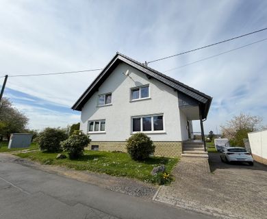 Vermietetes Zweifamilienhaus mit Garage in idyllischer Höhenlage nähe Wissen-Zentrum!