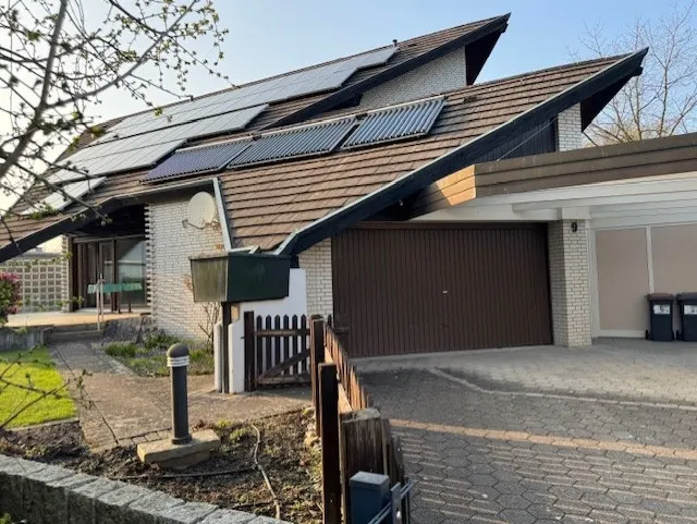 PV-Anlage, Doppelgarage und Carport