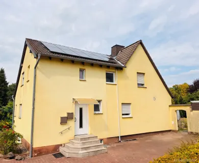 Doppelhaushälfte mit Photovoltaik-2 Wohneinheiten, Garten und Garage