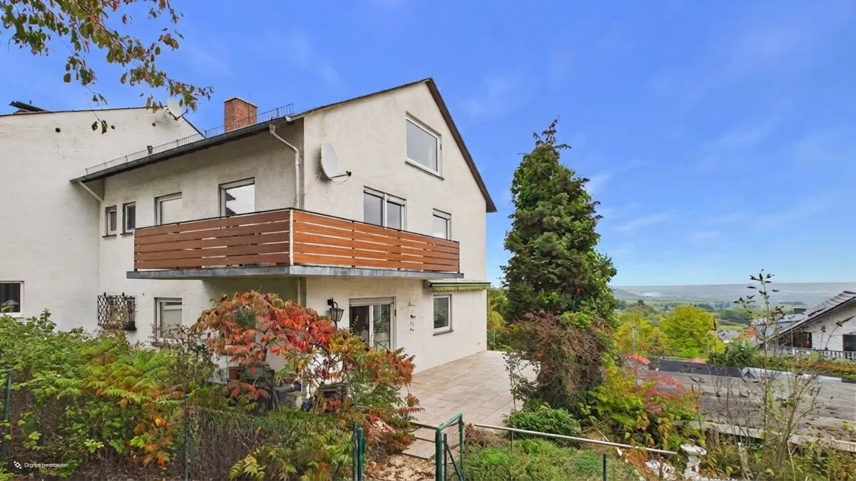 Außenansicht mit Garten und Fernblick