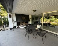 Überdachte Terrasse mit Grill