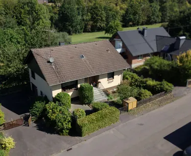 *RESERVIERT* Gemütliches Einfamilienhaus mit Kamin und großem Grundstück in naturnaher Lage!