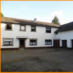 Günstig und provisionsfrei ! Hier ist das Haus mit Nebengebäude und  Garagen für kleines Geld!