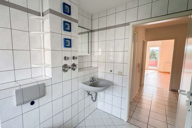 Tageslichtbad mit Wanne und WC