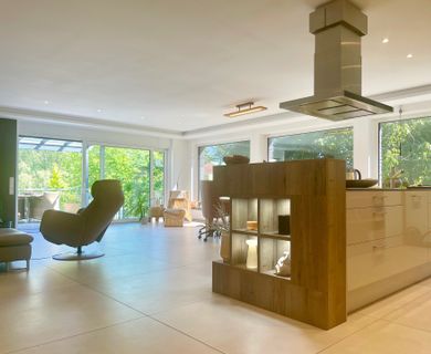 Haus im Haus – Luxuriöse, anspruchsvoll ausgestattete Erdgeschosswohnung mit zwei Wohnbereichen!