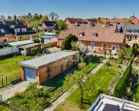 Gartenseite mit Garage