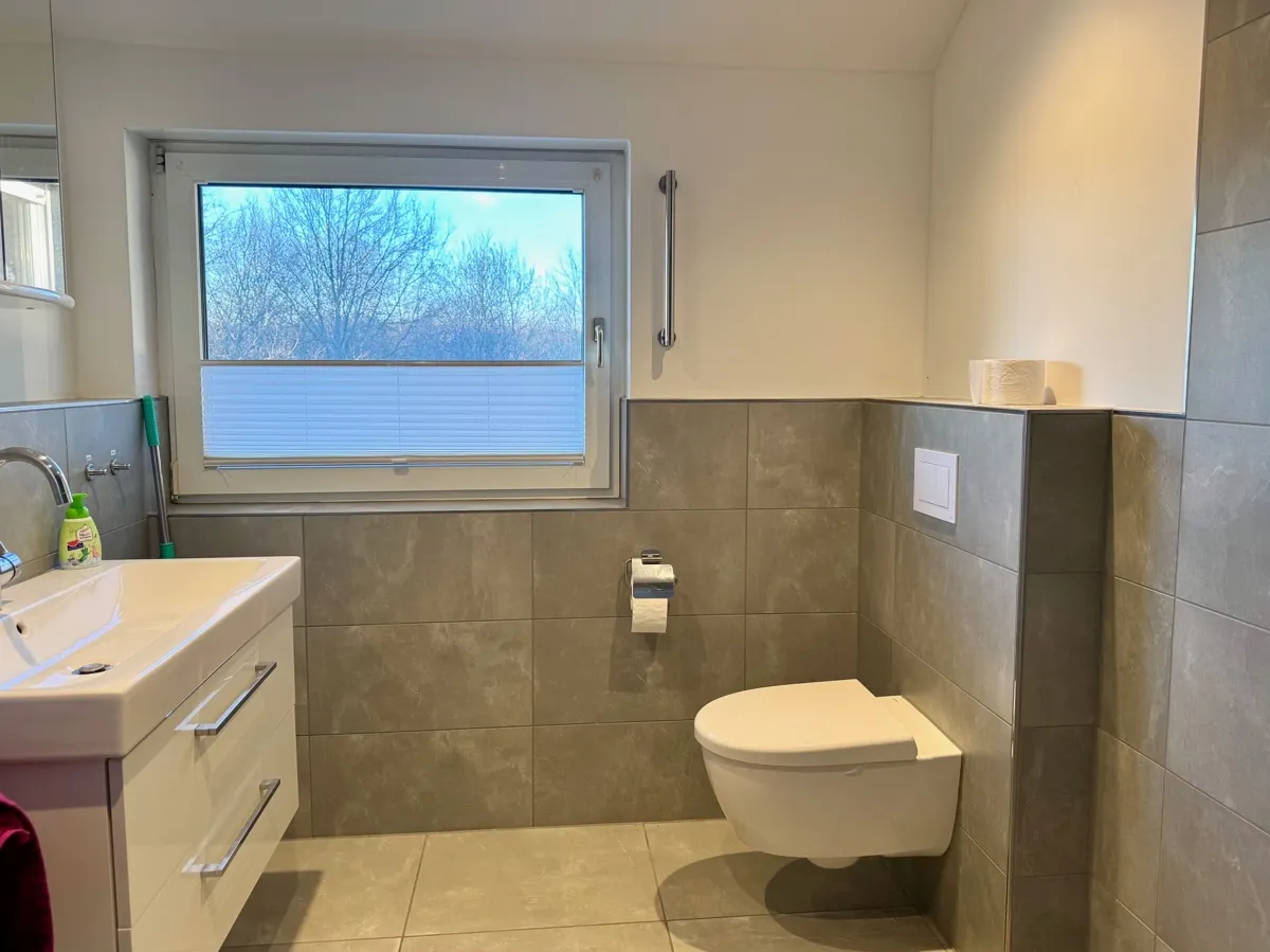 Das geschmackvolle moderne Bad mit ebenerdiger Dusche