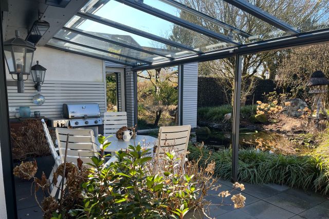 Überdachte Terrasse mit Beschattung