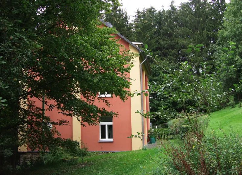 Wohnen umgeben von Wiese und Wald