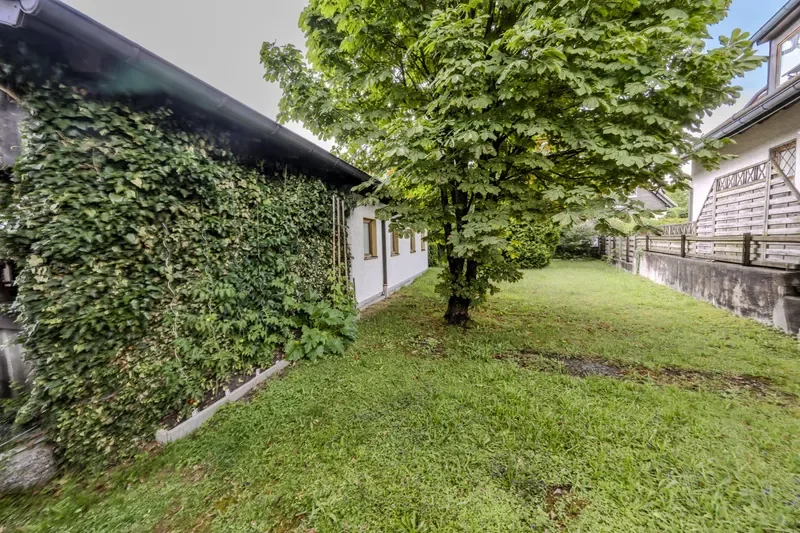 Garten hinter der Garage