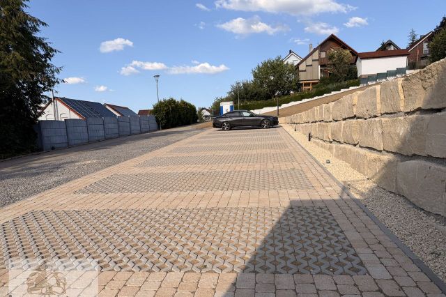 Stellplatzbereich mit Natursteinmauer