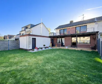 Toplage nahe BayArena: Stilvolle Doppelhaushälfte mit Garten und Doppelgarage