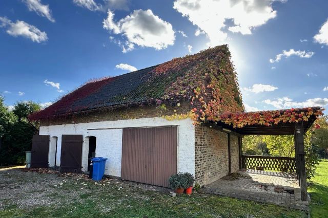 große Scheune mit Carport