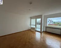 Wohnzimmer mit Zugang zum Balkon
