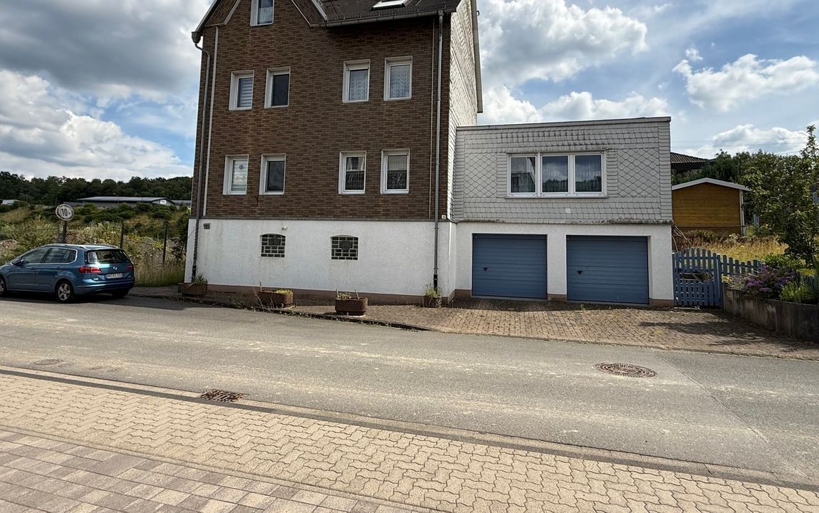 Viel Platz für die Familie – großzügiges Einfamilienhaus mit Wintergarten, Pool und zwei Garagen!