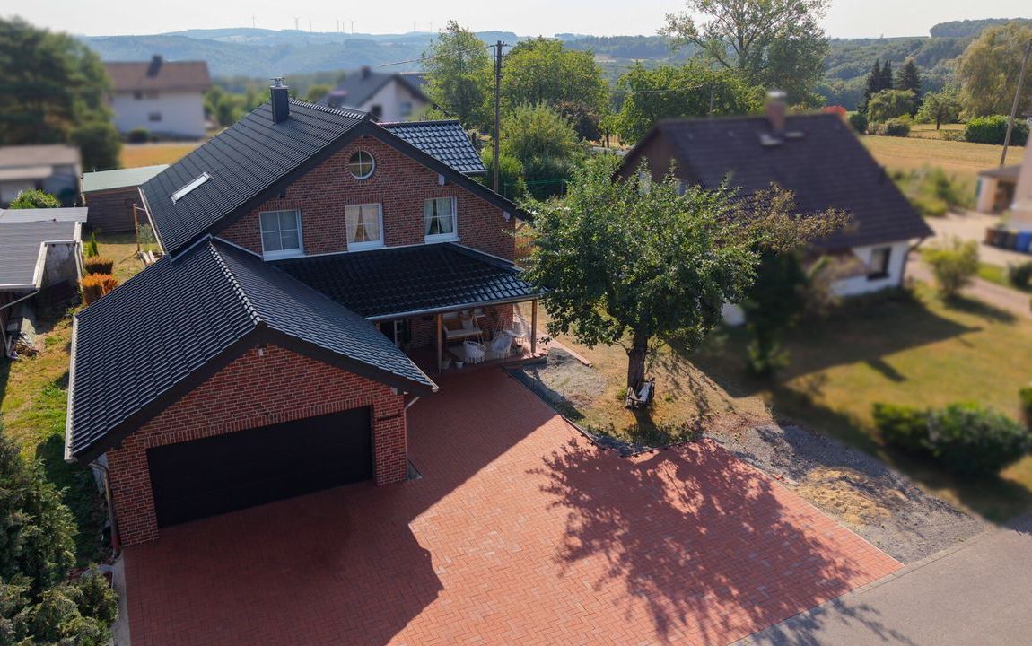 Exklusives Einfamilienhaus in neuwertigem Zustand mit großzügigem Grundstück!
