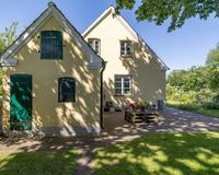 Mit kleinem Stallgebäude