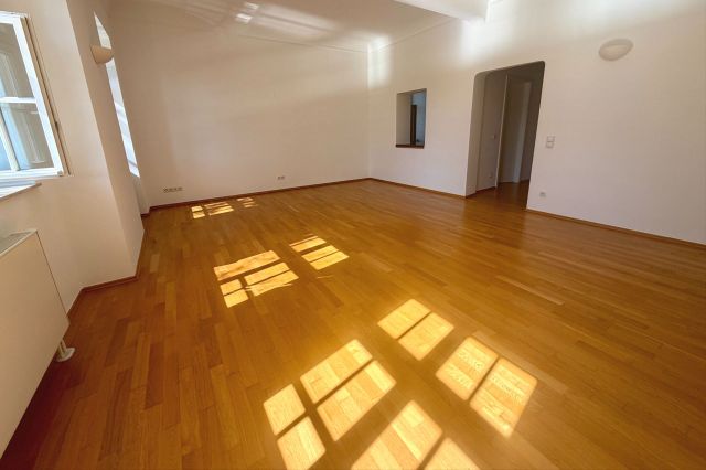 Wohnraum mit Durchreiche zur Küche