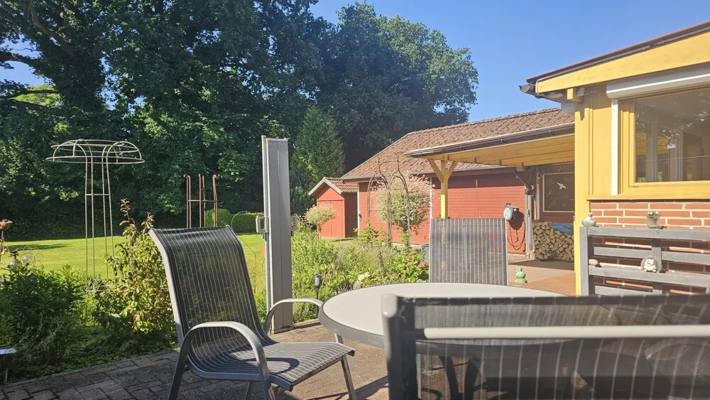 Blick von der Terrasse 1 zur zweiten großen überdachte Terrasse